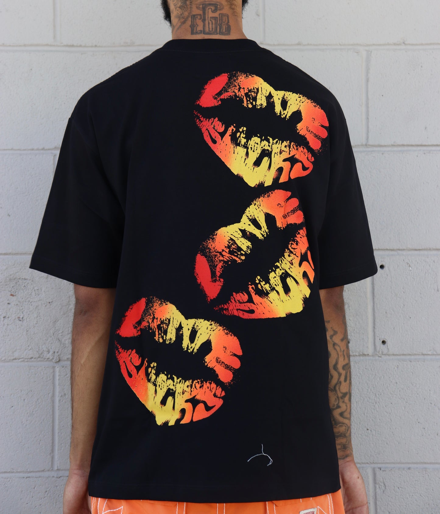 LOVE SUCKS COMIC TEE in BLACK